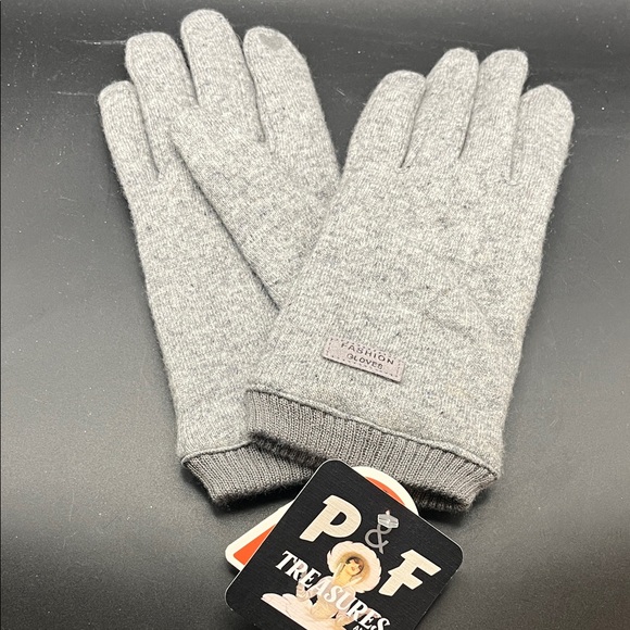 Other - Gray Knit Gloves